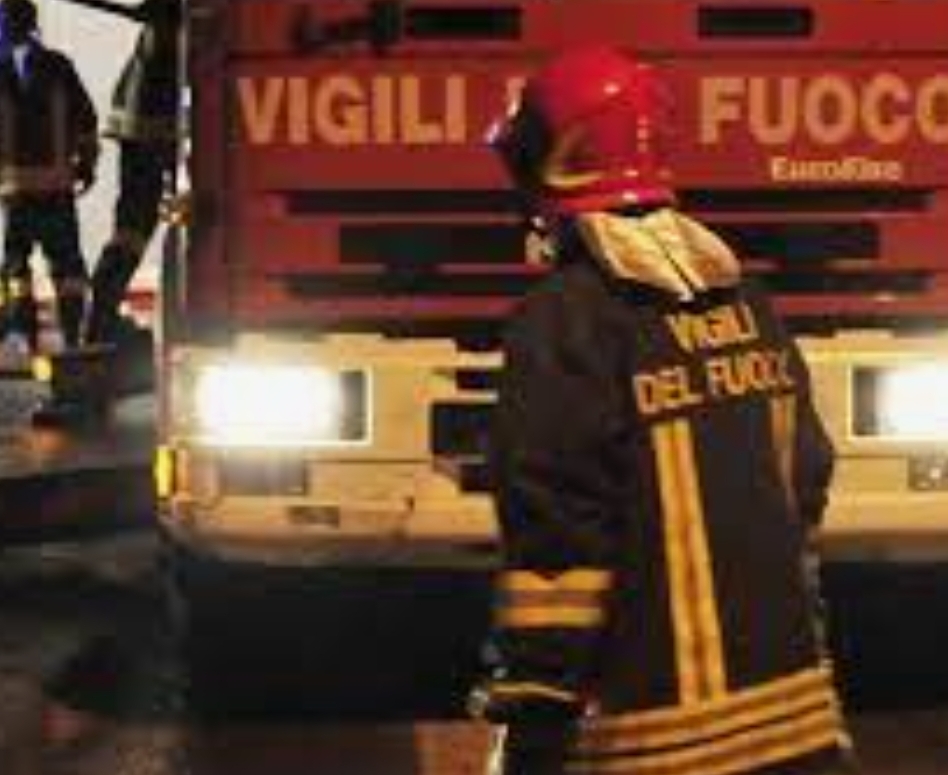 Tetto In Fiamme In Azione Le Squadre Dei Vigili Del Fuoco Di Avezzano