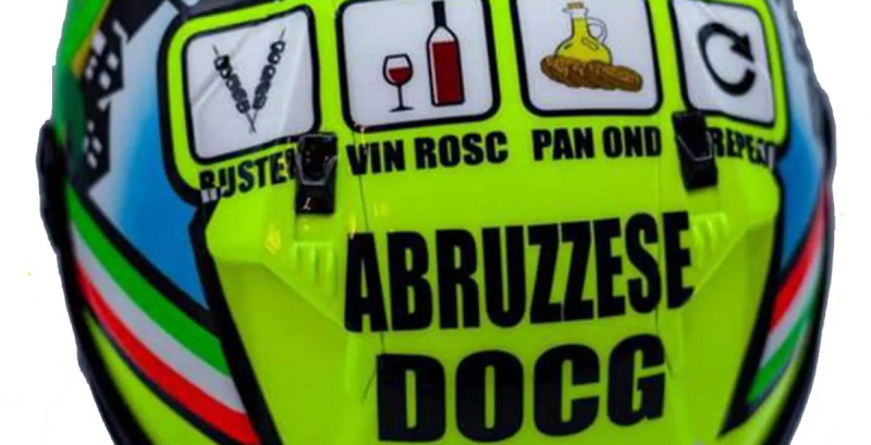 Abruzzese DOCG, sul casco del pilota Stefano Nepa una dedica all'Abruzzo