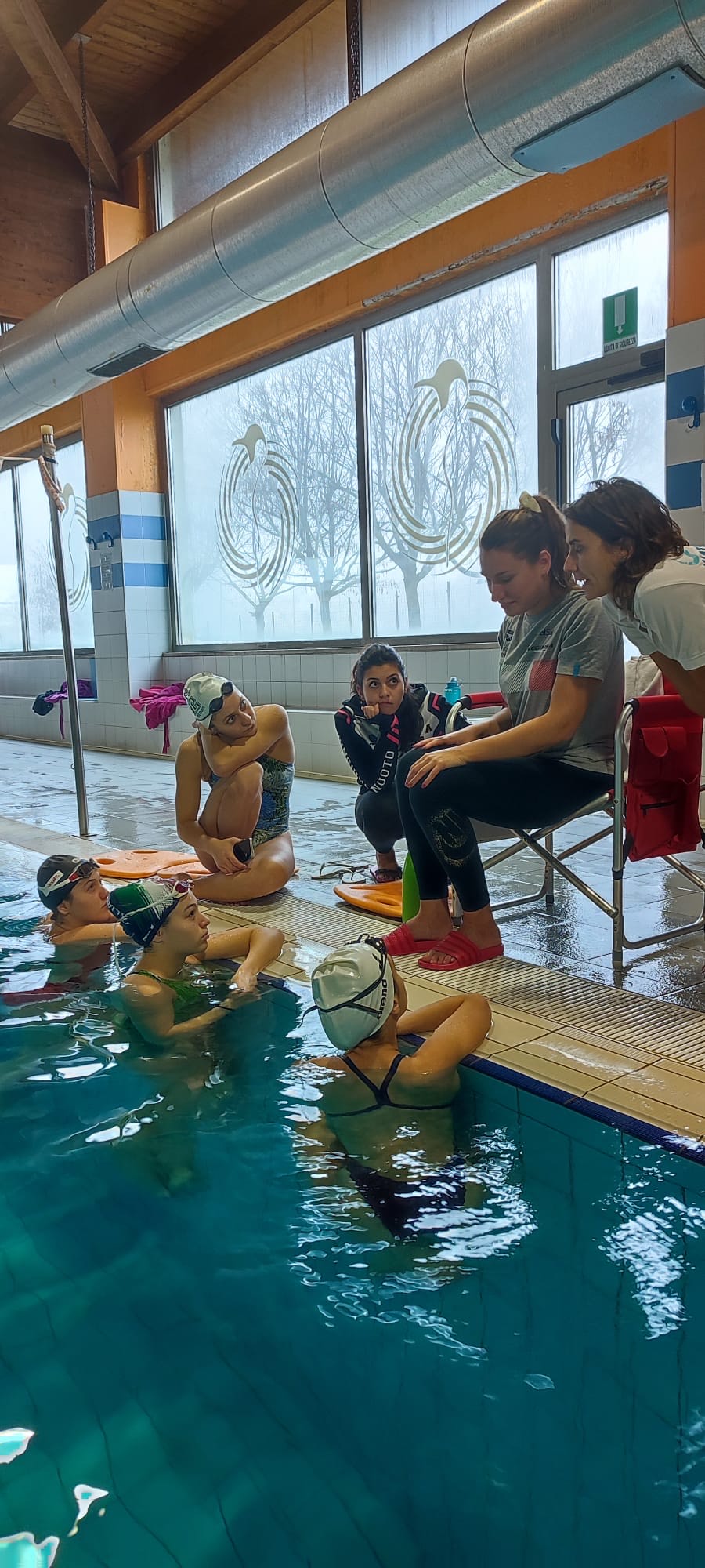 Al centro sportivo Pinguino due collegiali con i grandi campioni di nuoto e  sincro - Terre Marsicane