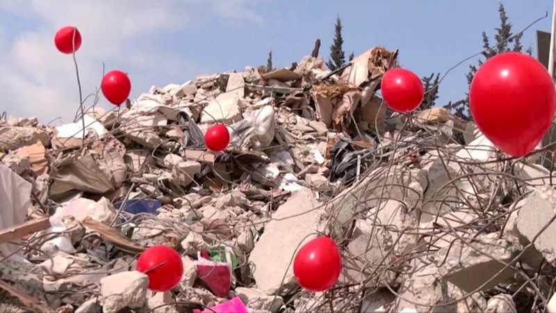 Palloncini rossi sulle macerie del terremoto in Turchia per ricordare i  bambini che non ce l'hanno fatta – Terre Marsicane