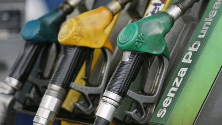 Benzina e gasolio intorno ai 2 euro al litro: previsti rincari per bollette