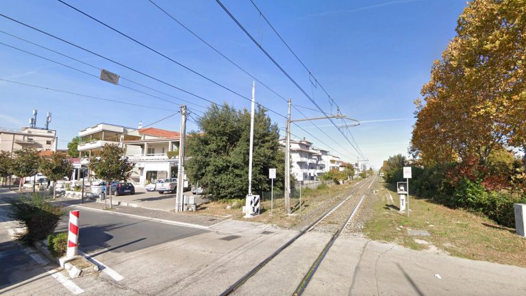 Problemi ad un passaggio a livello sulla ferrovia Roma-Pescara