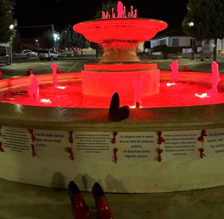 La Pro Loco di Lecce nei Marsi accende di rosso la fontana del paese per dire "no" alla violenza contro le donne||||