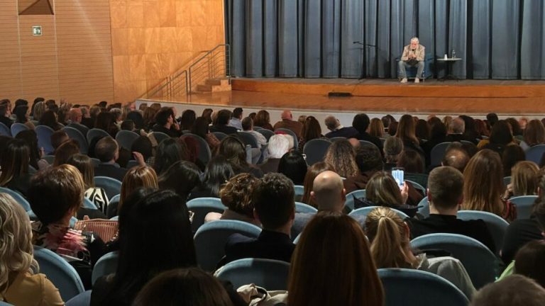 Paolo Crepet fa il tutto esaurito al Teatro dei Marsi|||