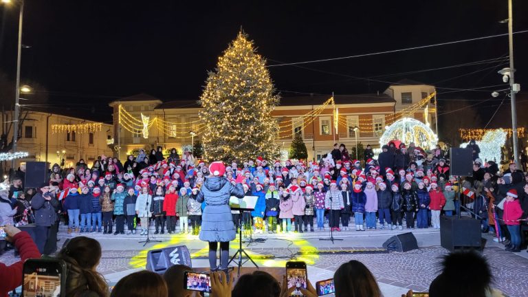 Un coro di bambini canta il Natale in piazza Risorgimento ad Avezzano|||