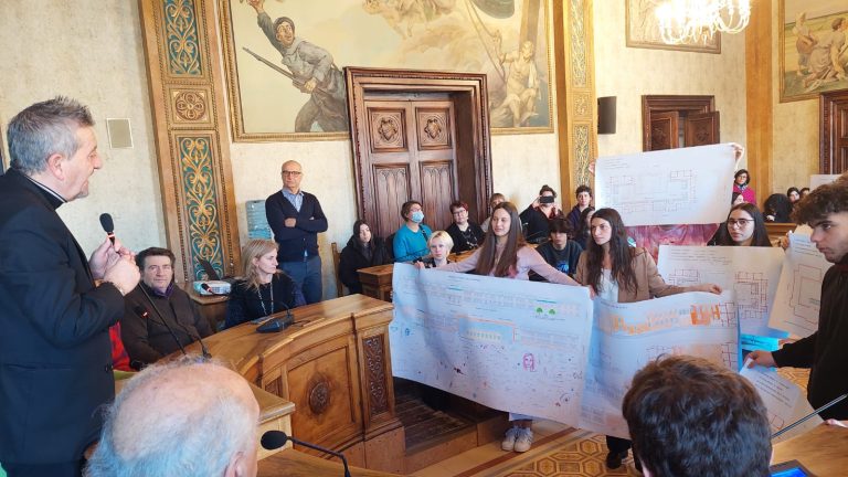 I ragazzi del “Progetto Erasmus Plus” presentano al Sindaco di Pangrazio uno studio sul futuro delle scuole Corradini