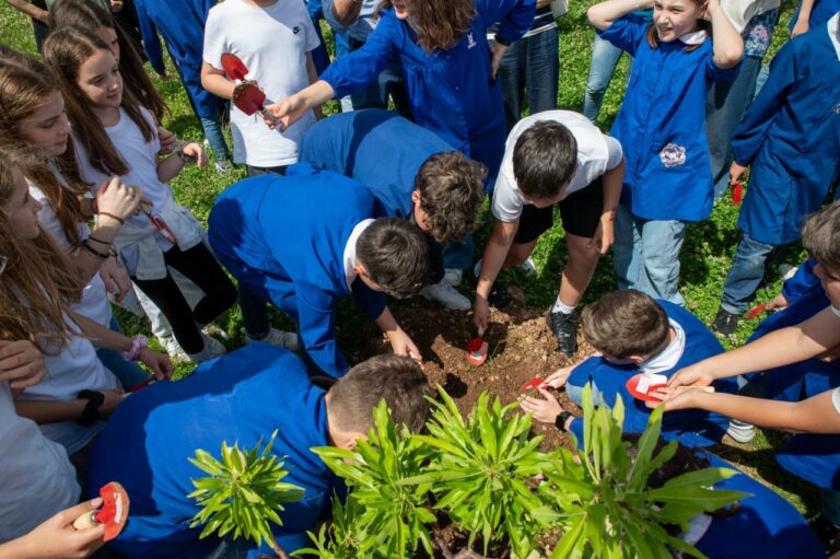 Un albero per il futuro: gli studenti della Mario Pomilio piantano un mandorlo per celebrare la fine della scuola