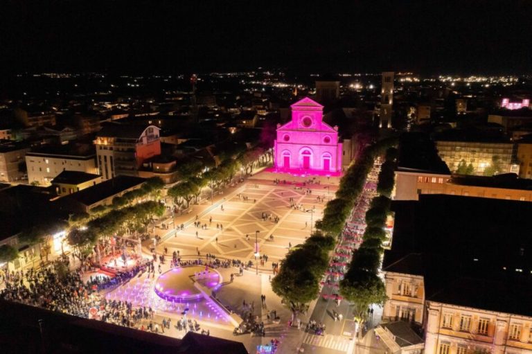 La notte rosa rende magica Avezzano: città strapiena in attesa della partenza del giro ||||