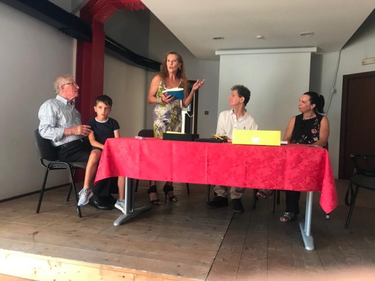 Inaugurazione seconda tappa Mostra Massimo De Santis-Micaela Merlino dona alcuni suoi volumi all'Artista- Da destra l'Assessore Morena De Santis