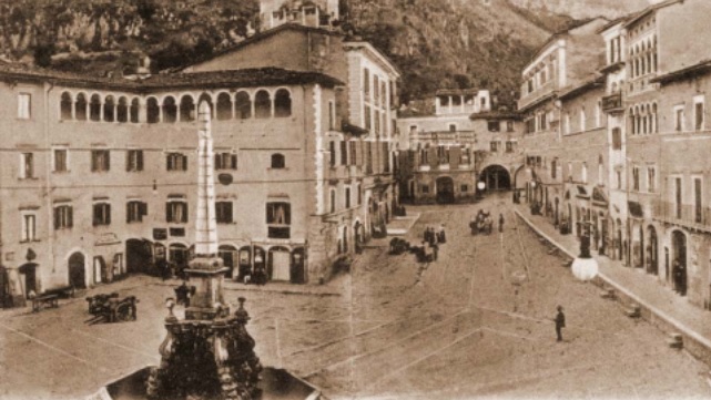 Tagliacozzo - Piazza dell’Obelisco -1913||La “preta tonna” a Pacentro