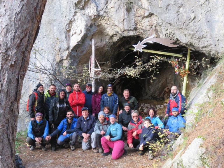 Soci del CAI di Celano davanti la grotta della Serra di Celano||||||