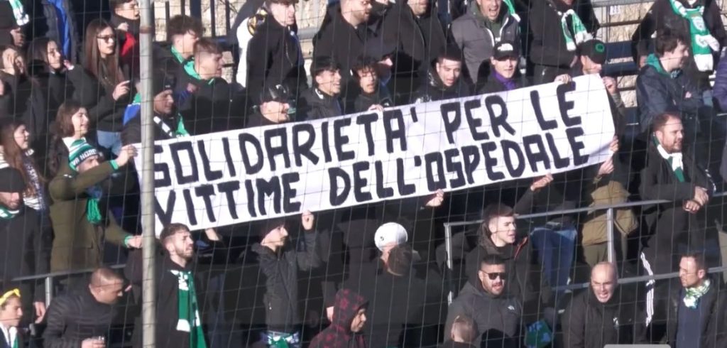 L’Avezzano Calcio vince 1 a 0 contro il Tivoli al Dei Marsi: striscione dei biancoverdi per esprimere solidarietà per le vittime dell’incendio nell’ospedale laziale|