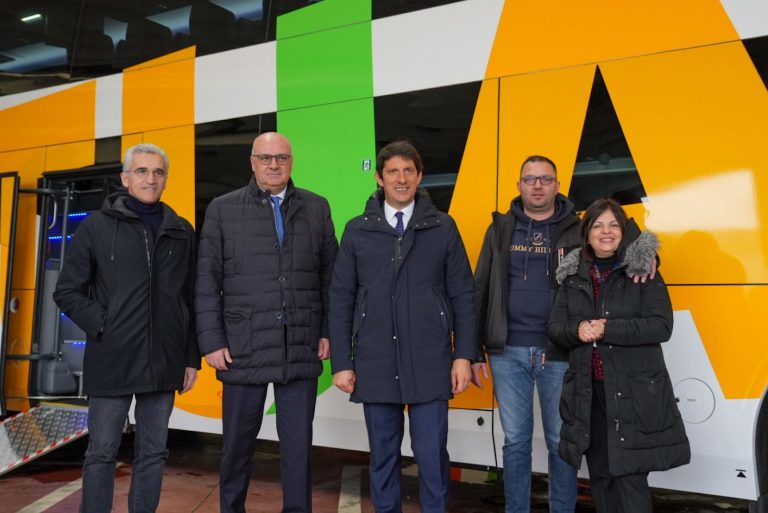 Presentazione del nuovo autobus bipiano da 85 posti della TUA||||||