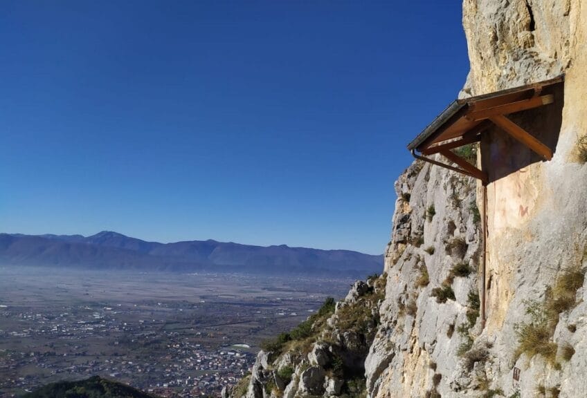 Il cavaliere ritratto in un affresco rupestre posto su una parete rocciosa che dominava il lago Fucino|||||