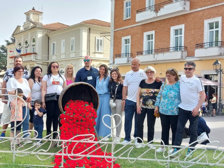 Una cascata di fiori riempie i cuori di gioia: giornata di raccolta fondi a Pescina|||||||