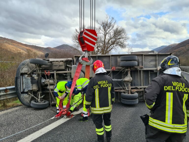 |Camion si ribalta sulla A24 FOTO|||||