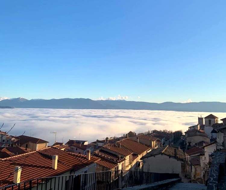 Effetto nebbia: dal borgo di Aielli la suggestione di poter tornare a vedere l'antico lago Fucino|||