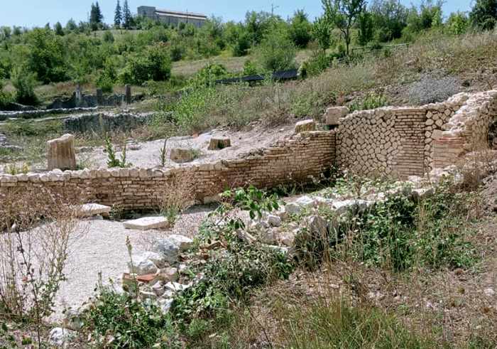 Il sito archeologico di Alba Fucens infestato dalle erbacce||||||