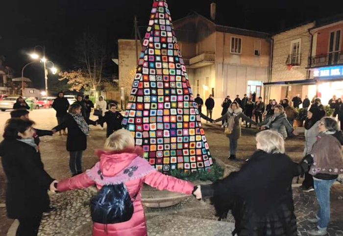 Illuminato l'albero di Natale delle 15 "uncinettine" di Pietrasecca||||