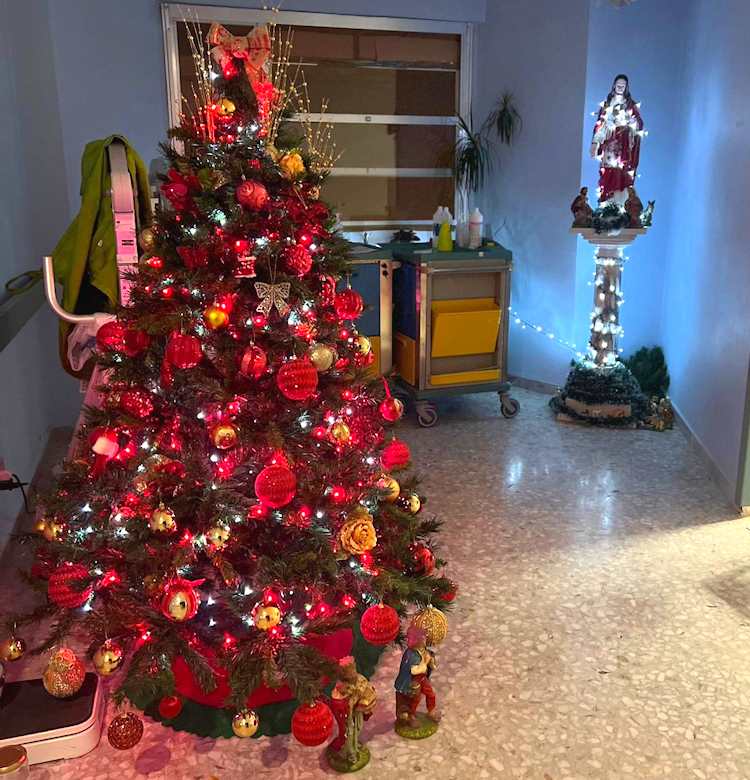 Il Natale è arrivato anche nel reparto Medicina dell'Ospedale di Avezzano: auguri ai pazienti e al personale||