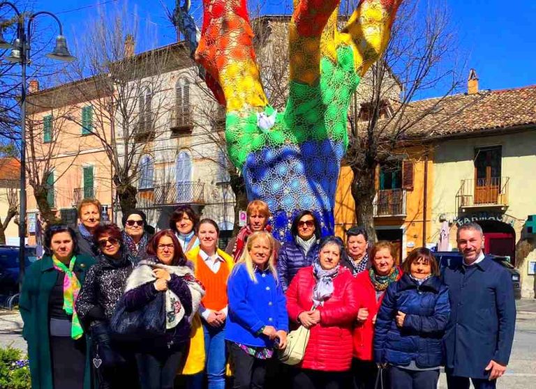 L'Alberone di Tagliacozzo si veste coi colori della pace grazie al lavoro di un gruppo di donne del paese||