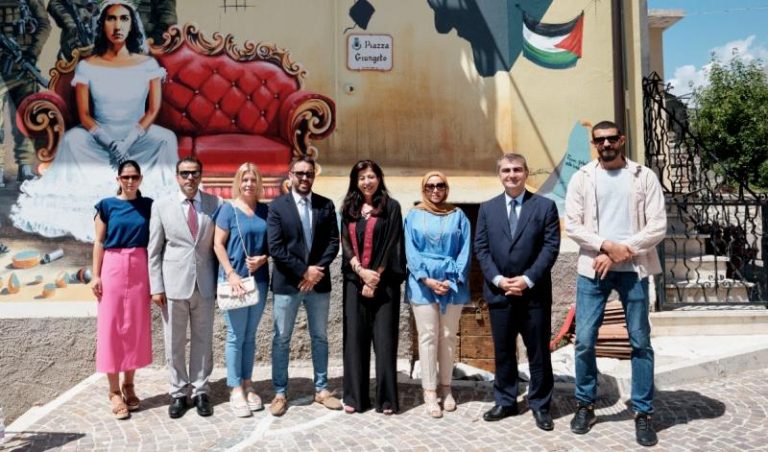 Inaugurato ad Aielli il nuovo murale di Taqui Spateen alla presenza degli ambasciatori di Palestina