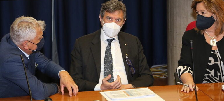 Buono l'andamento epidemiologico in Abruzzo. Marsilio: "Speriamo che questo trend continui per passare in zona bianca"