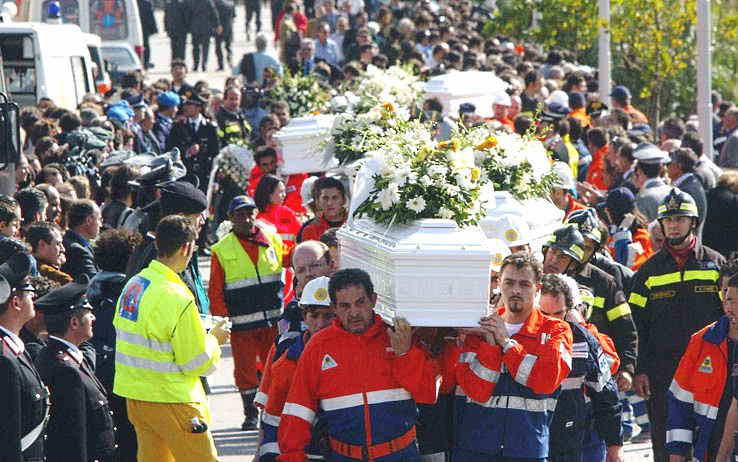 Vent'anni fa la strage di 27 bambini e la maestra periti sotto il crollo della scuola di San Giuliano di Puglia