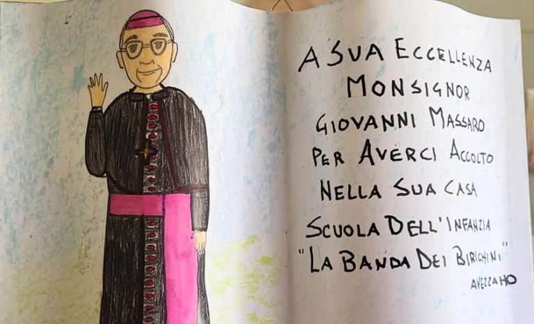 Un gruppo di bambini visita l'Archivio diocesano della Marsica e regala un disegno al vescovo Giovanni|||||