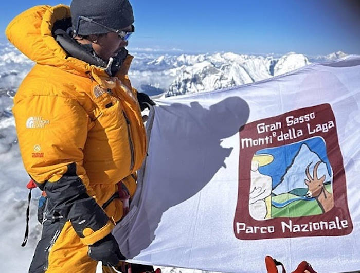 La bandiera del Parco Nazionale del Gran Sasso raggiunge la vetta dell'Everest grazie a Phurba Tenjing Sherpa|||