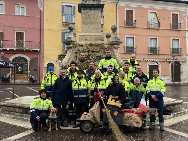 La Befana del NOVPC di Tagliacozzo è arrivata a bordo di una Vespa per distribuire doni ai bimbi in piazza dell'Obelisco||||