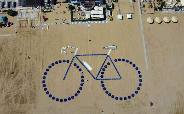 Sulla spiaggia di Roseto realizzata una bicicletta gigante per omaggiare il passaggio del Giro d'Italia|