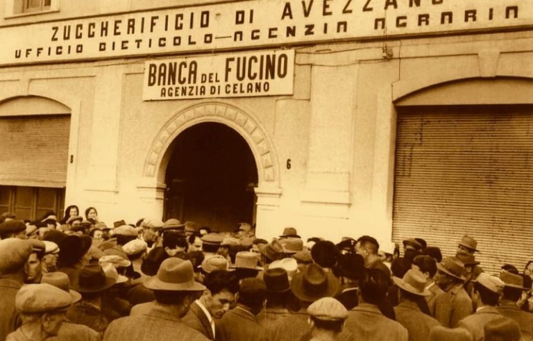 Braccianti e fittavoli davanti la succursale della banca del Fucino|