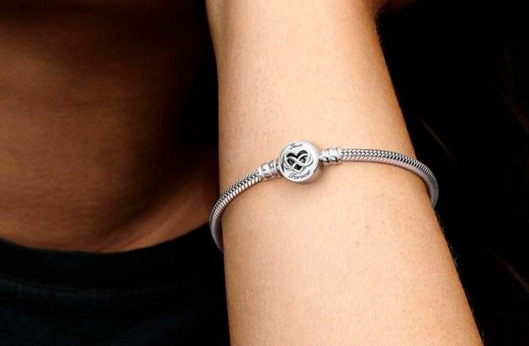 Quiz online per vincere bracciali griffati: attenzione alla nuova truffa per la Festa della Donna