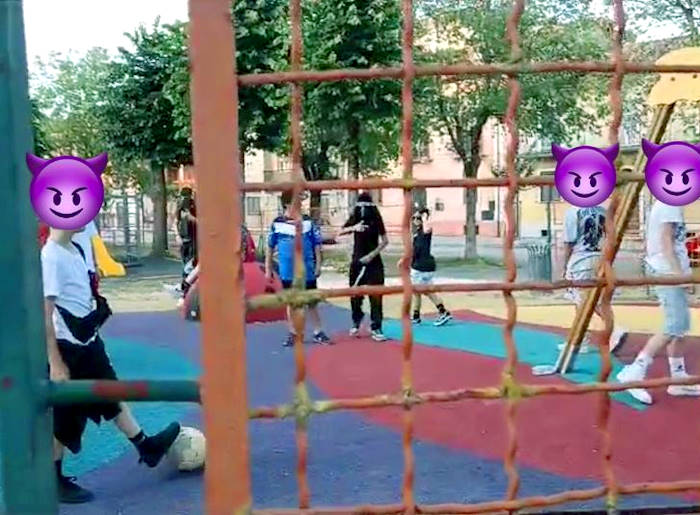 Inciviltà nel parco giochi di Tagliacozzo, "assediato" da ragazzi che giocano a pallone: bambini piccoli e genitori costretti ad andarsene