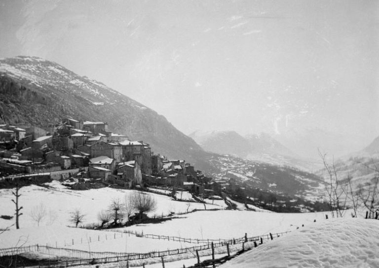 Panorama innevato di Cappadocia in una foto del 1914 di Thomas Ashby