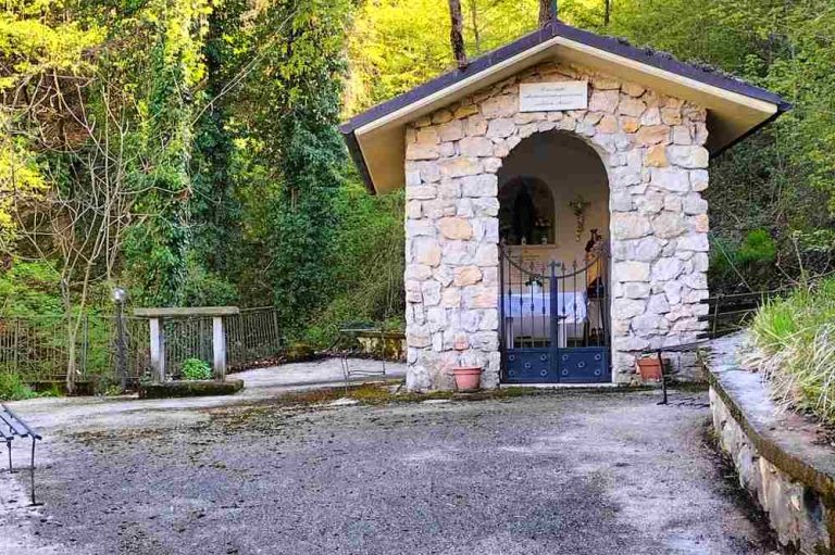 Pulita e sistemata la cappella della Madonna delle Grazie nel bosco di Pescocanale||||