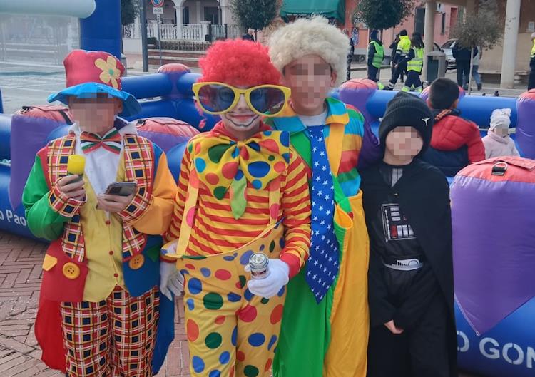 La piazza di Ortucchio si colora per il Carnevale dei bambini seguiti da padre Riziero Cerchi||