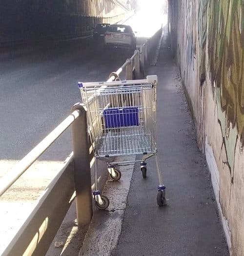 Cosa ci fa un carrello del supermercato nel sottopassaggio di via Pagani ad Avezzano?|