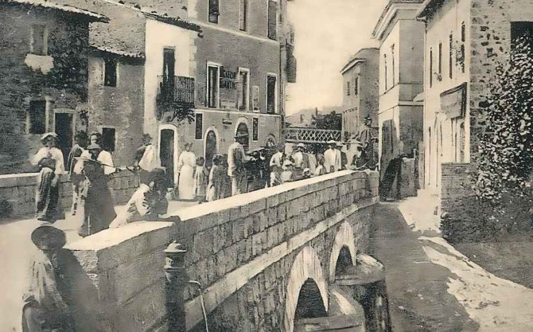 L'ingresso al paese di Carsoli in una vecchia fotografia dei primi del Novecento|