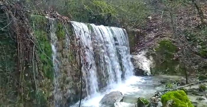 Pioggia e neve riattivano le suggestive "cateratte" sul Torrente Rio Foce