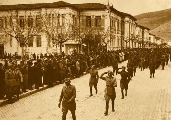 Una parata militare della 132° Legione Velino su Via del Littorio (oggi Via Corradini) Avezzano|