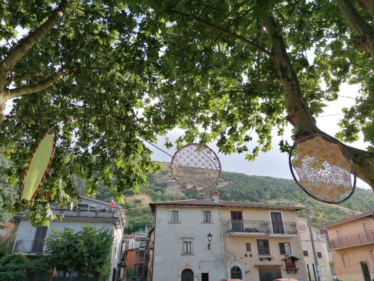 Anche Villa San Sebastiano si fa bella con i centrini all'uncinetto sospesi|||||