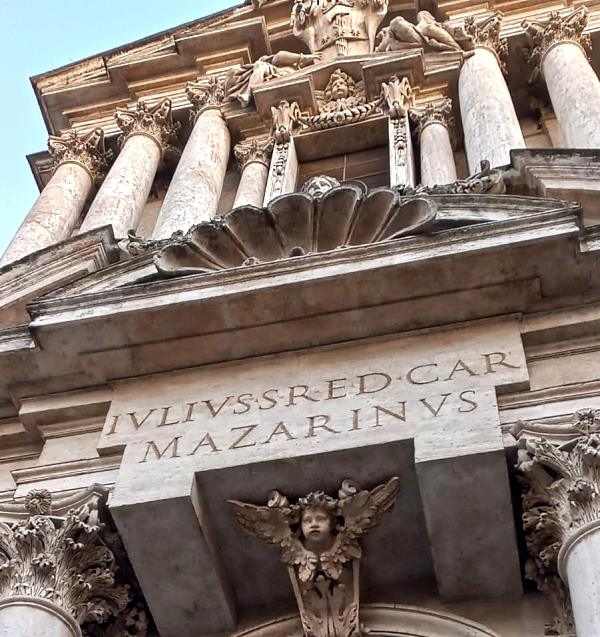 La curiosa facciata della chiesa ricostruita dal Cardinale Mazzarino di fronte alla Fontana di Trevi||||