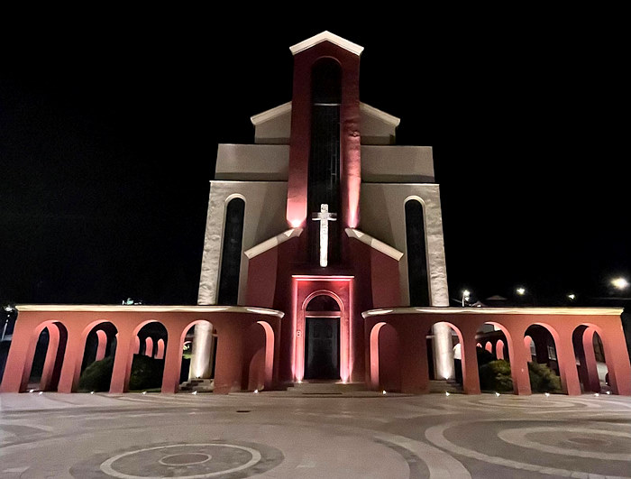 La bellezza della chiesa di Sant'Adolfo ad Aielli Stazione esaltata da un nuovo impianto di luci