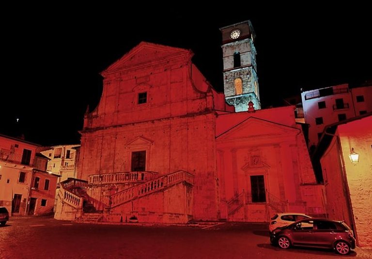 La collegiata della SS. Trinità di Scurcola illuminata di rosso per la Settimana Nazionale sulla sclerosi multipla