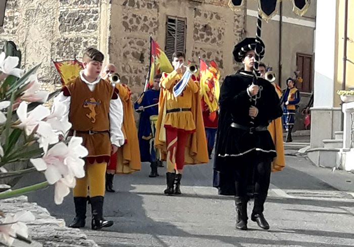 Il 24 Agosto a Cerchio torna il Corteo Storico "Bulla Indulgentiarum" che rievoca la consegna della bolla di papa Bonifacio VIII nel 1300|