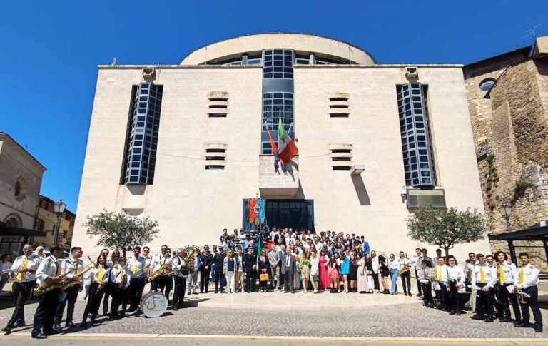 Festa della Repubblica: i neo 18enni di Celano ricevono una copia della Costituzione