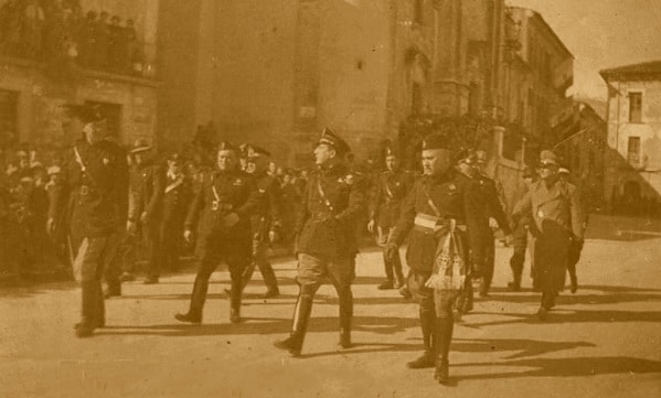 Gerarchi fascisti sfilano nelle strade di Luco dei Marsi|Balilla e avanguardisti di Pescina