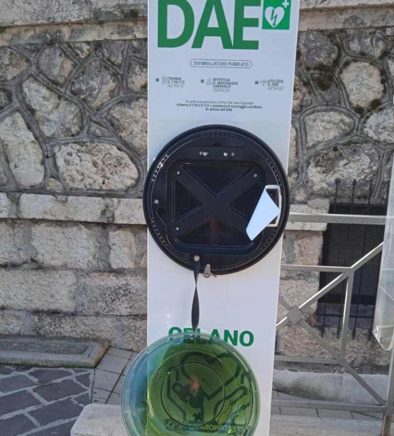 Sottratto defibrillatore di piazza IV Novembre a Celano